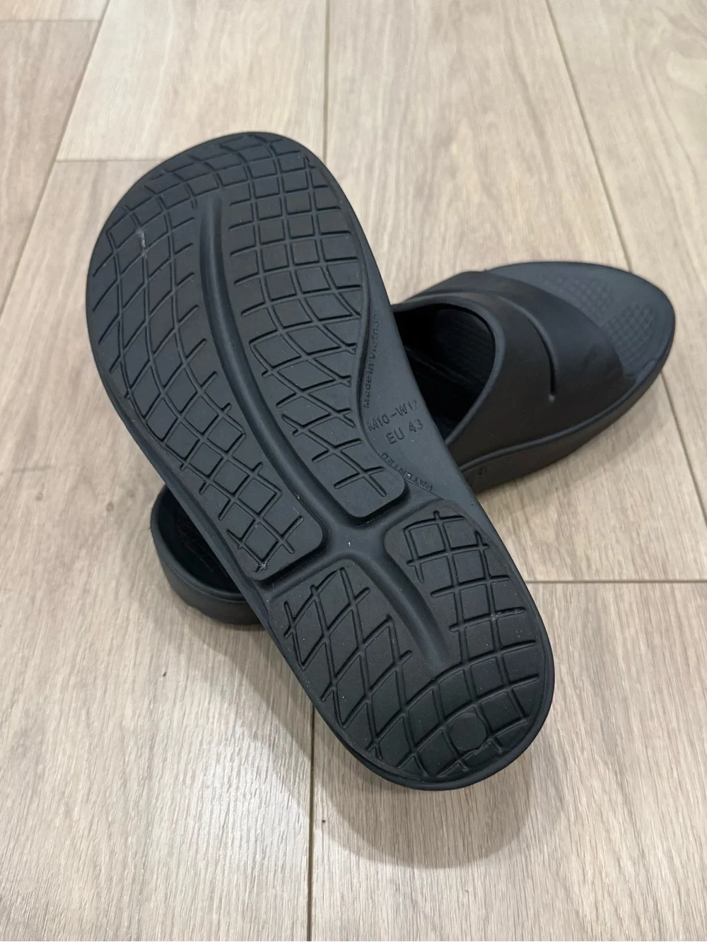 OOFOS Men's Black Slide Sandals - Cushioned Recovery Slides